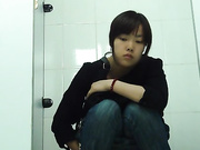 商场排队厕拍系列8 大眼睛的萌妹子一脸心事的样子