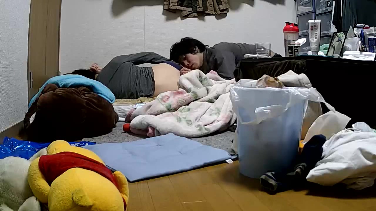 家庭摄像头破解强开小夫妻私密生活变态长毛男癖好特殊抱着女友屁股亲吻脱光衣服口水润滑互搞妹子奶子好大