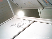 外站流出国内牛人潜入高校女厕近距离偷拍几个漂亮妹子的嫩穴