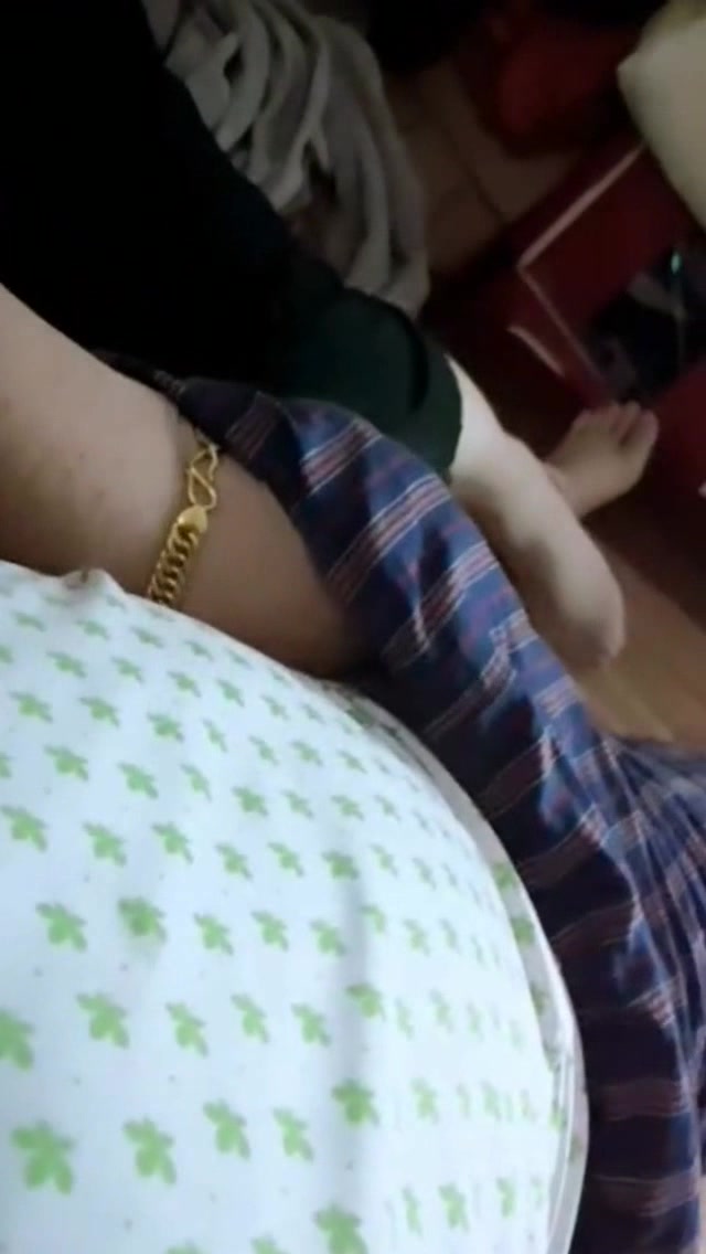 国语对白精彩有趣出租屋场面关系有点混乱的淫荡现场一个年轻小伙一个保安大爷一个老太太互搞生殖器[