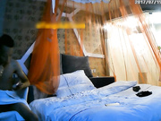 主題酒店復古房拍攝到的碎花連衣裙長發美女與老鐵偷情私會 貌似好久沒操了表情饑渴 露臉高清