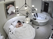 对白清晰豪华套房TP富婆干妈和男小三开房别看男的挺斯文还挺有实力的搞得干妈尖叫