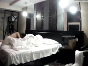 豪华酒店偷拍性感苗条的大长腿美女被迫穿上男友从网上买的黑丝情趣装,太性感被男的抱在床角猛操!