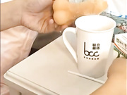 高颜值超短裙性感大胸美女喝醉酒后敲开陌生男房门,进屋就倒在床上睡觉,被男的慢慢脱掉丝袜内裤爆操,国语!