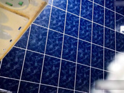 买通女室友浴室偷放摄像头偷窥两个妹子一边聊天一边洗白白对白清晰