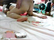 国内真实咪J-怪咖迷晕房东老板娘和她乖巧的女儿穿上黑丝袜任意玩弄抽插