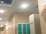 大胆女国内某大型室内温泉娱乐水世界暗藏摄像机TP女士更衣间好多年轻妹子换衣