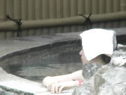 盗站最新流出长焦距偷拍室外露天温泉全裸泡澡的女人们形态各异但是皮肤都很白嫩