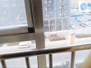 风骚性感的美女秘书下班后穿着工作制服丝袜酒店私会情人,为了体验刺激故意给闺蜜打电话,边干边说,差点被发现!国语