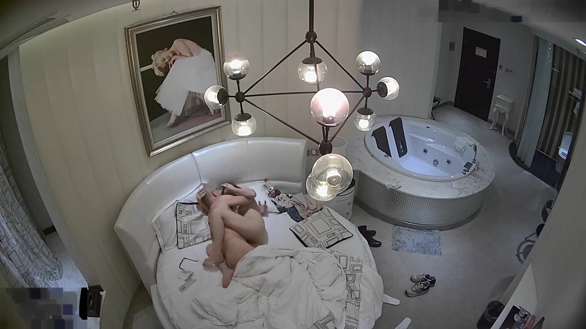 精品酒店豪华套房光头佬和情人开房偷情中午吃了大蒜妹子嫌他有臭味不愿和他干就强搞