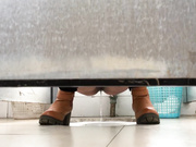 某大学厕拍系列 高挑的妹子下面天生无毛，粉粉嫩嫩一看就是未开发的处女地