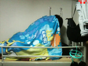 网传高校宿舍门事件同学带女友回宿舍嫖宿被室友围观调侃完事后解下避孕套给同学被骂恶心