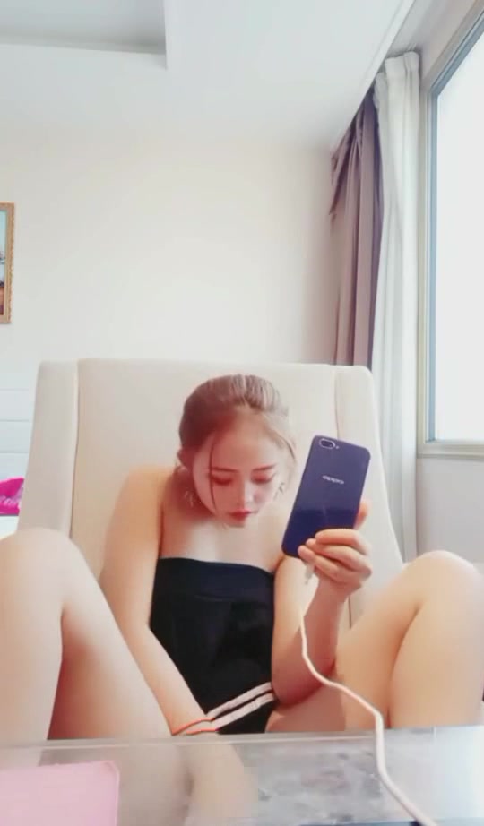 两个样子很萌的零零后艺校美眉下海黄播捞钱大奶子样子像热巴的妹子下面非常嫩貌似还没被草过