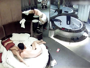 胸脯很大很诱人的美女大学生美眉被性经验丰富的男友用道具玩的舒服死了兴奋啪啪啪男上女上变换干的很快活