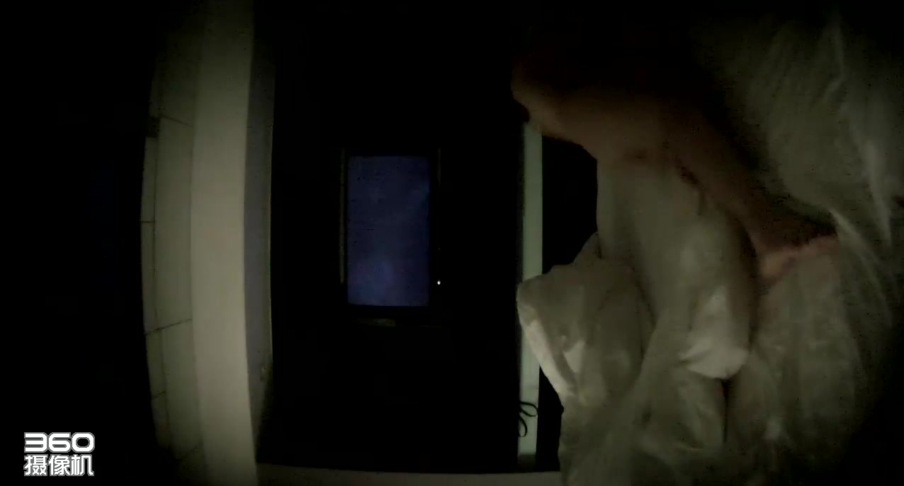 精品酒店电视房偷拍说方言的男女开房啪啪前手机自拍一下这房间的屋顶貌似能看夜空