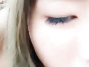 现在的主播真胆大为了吸粉大白天在高架桥下路边脱光了激战被骑车路过的大爷偷看