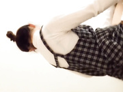 这得多饥渴啊 久别小情侣一见面裹硬鸡巴衣服不脱就骑上去 疯狂骑操 无套抽插猛操 最后射一美臀 高清1080P版