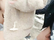 潮州户外嫖妓达人小哥搭讪个很嫩的站街妹上楼顶冒着大风啪啪