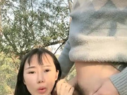 鸭舌帽苗条妹子【小乳猪】和炮友户外小树林啪啪，口交后入抽插呻吟娇喘