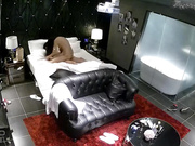 主题酒店豪华套房水滴摄像头偷拍眼镜男同学一边看电影一边和女友啪啪屌到这骚货尖叫