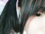 双马尾萝莉萌妹项圈白丝道具自慰，无毛嫩穴手指扣入玻璃棒快速抽插，掰穴特写非常诱人