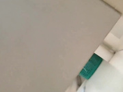 商场厕拍精选玩手机的眼镜小姐姐被光膀变态男,从旁边伸手去掏她的白带都没发现,