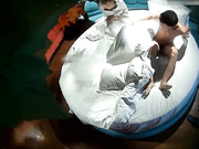 艺校旁年轻时尚小情侣开房造爱苗条清纯马尾辫妹子开始有些娇羞干上之后淫荡至极被狠狠干了2炮对白清晰