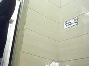 大型商場公共衛生間拍攝到的漂亮妹子如廁 貌似剛剛刮了毛 有點癢不停的撓 1080P高清