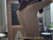 出租屋手機拍攝到的年輕漂亮身材苗條表姐姐洗澡更衣 堅挺美乳逼毛毛濃密誘惑～720P高清