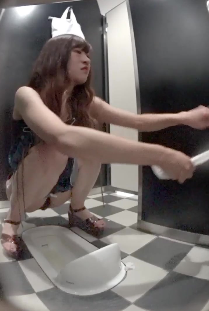 廁拍大神潛入商場公共衛生間全景偸拍好多年輕氣質美女如廁 動作優雅顏值身材看得讓人欲火焚身 原版高清