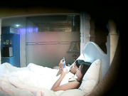 360监控偷拍 小情侣开房玩玩手机 打打炮 抽抽烟