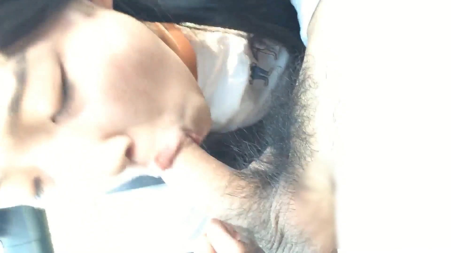 獨家推薦 98年清秀漂亮的大二學妹假期賺外快1500元陪中年土豪大叔開車伴遊酒店啪啪打炮 跪舔雞巴配合各種體位高潮爆射～720P高清