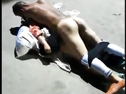 这个真是太屌了 像是精神有问题的光头男JJ高高勃起被围观群众的起哄怂恿下直接露天打炮