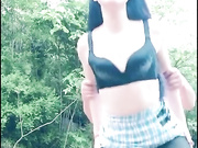 美少妇勾引单身汉在农村道路中央做爱，意外被路过的摩托车看到