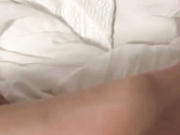 【全網推薦】渣男酒裏灌醉迷倒漂亮美女帶回宿舍強搞 還要拍下視頻被妹子罵滾 1080P高清無水印