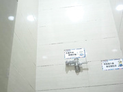 商场厕拍系列 笑起来很甜的黑丝美女服务员尿完后很认真的对着镜子看逼