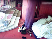 情趣酒店水滴摄像头监控偷拍两个女同开房磨豆腐看地上的奢侈品两个应该家境不错