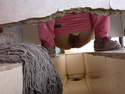 6月沟厕精品--玩手机的妹纸