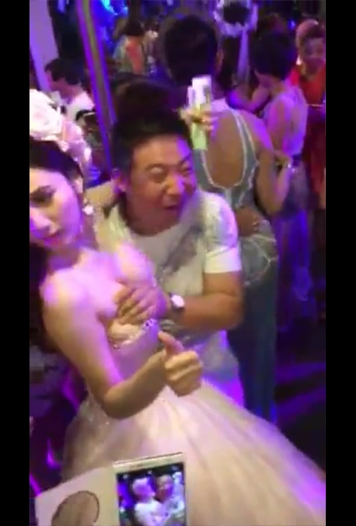 奇葩婚礼晏请上,给钱就能摸新娘的大白奶子