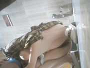 大膽坑神某商場公共女廁多角度偷拍各式美女少婦如廁 貌似有個妹子尿完不走蹲在那還自慰 1080P高清原版