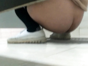 厕拍大神潜入写字楼尾随几个白领姐姐进女厕偷拍人家嘘嘘