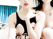 妈妈带女儿玩双飞轮流给大哥口交上位爆草揉奶