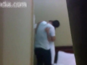 贵在真实 小旅店服务员提前做好准备偷拍一对很饥渴男女做爱 脱衣前戏到啪啪全过程 看样子像是偷情啊