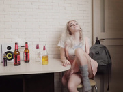 俄罗斯银发蓝眼睛美女和男友做爱前喝酒调情