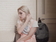 俄罗斯银发蓝眼睛美女和男友做爱前喝酒调情