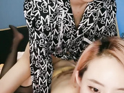 性感黄发无毛粉穴拨开珍珠内裤假屌爆菊被炮友后入