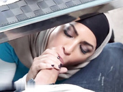 米娅·哈利法——与朱丽安娜·维加和肖恩·劳利斯一起模仿生活的艺术