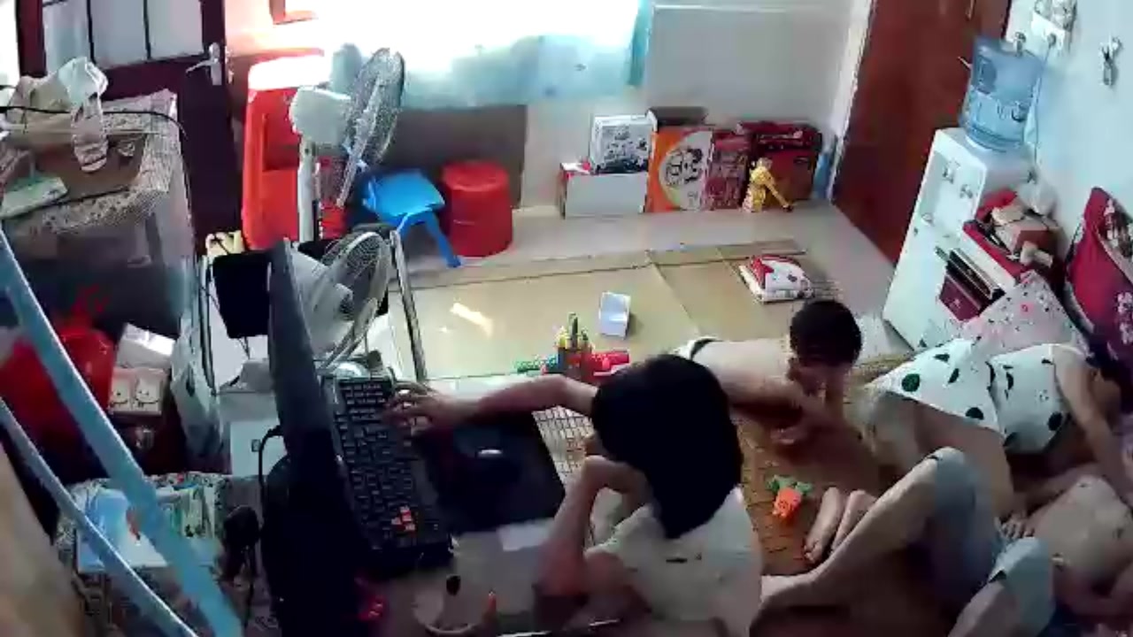 【稀缺資源】最新流出-居家攝像頭黑客破解拍攝到的小夫妻日常過性生活 苗條身材雪白肌膚看得欲火焚身 720P高清