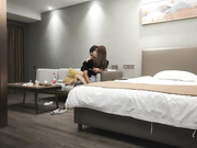 日久深情帅小伙酒店操外围齐逼短裤美腿吸吮