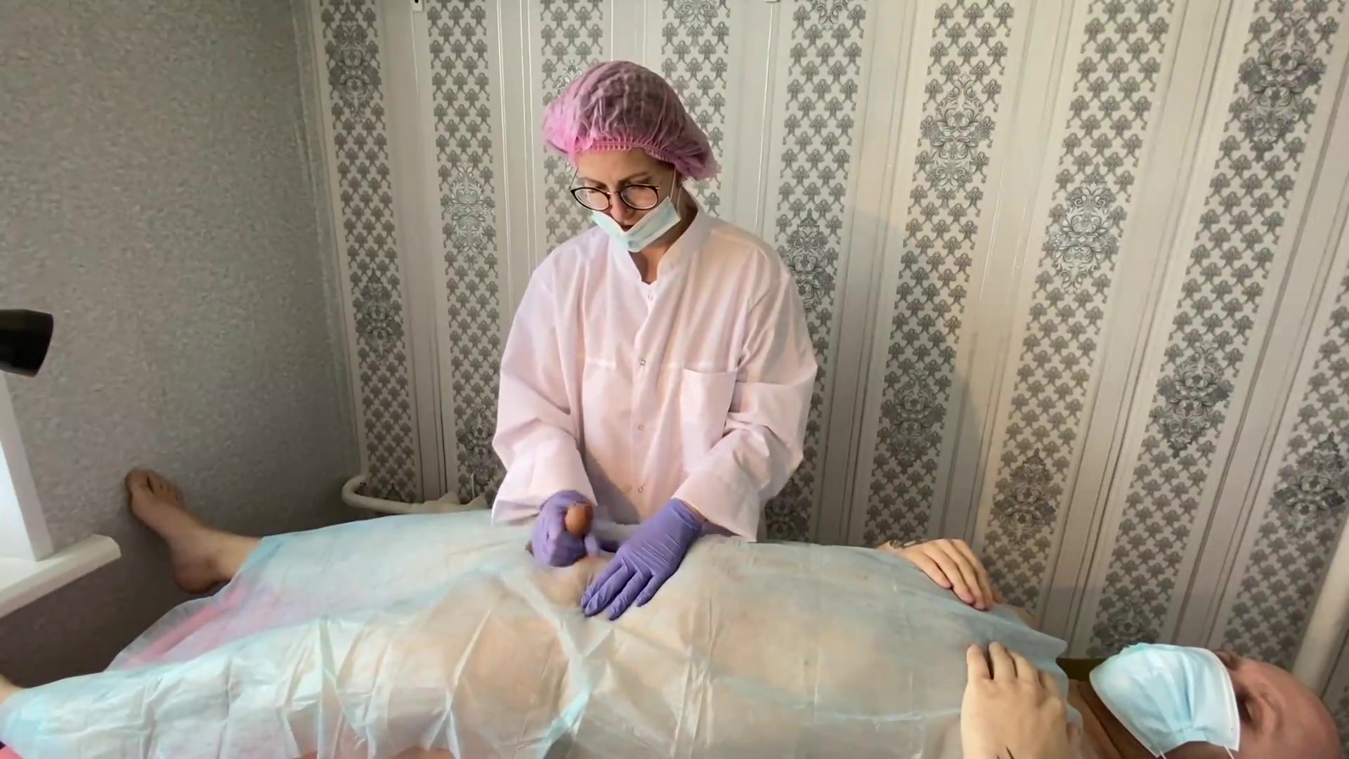 女护士用手帮男人高潮，然后收集精液